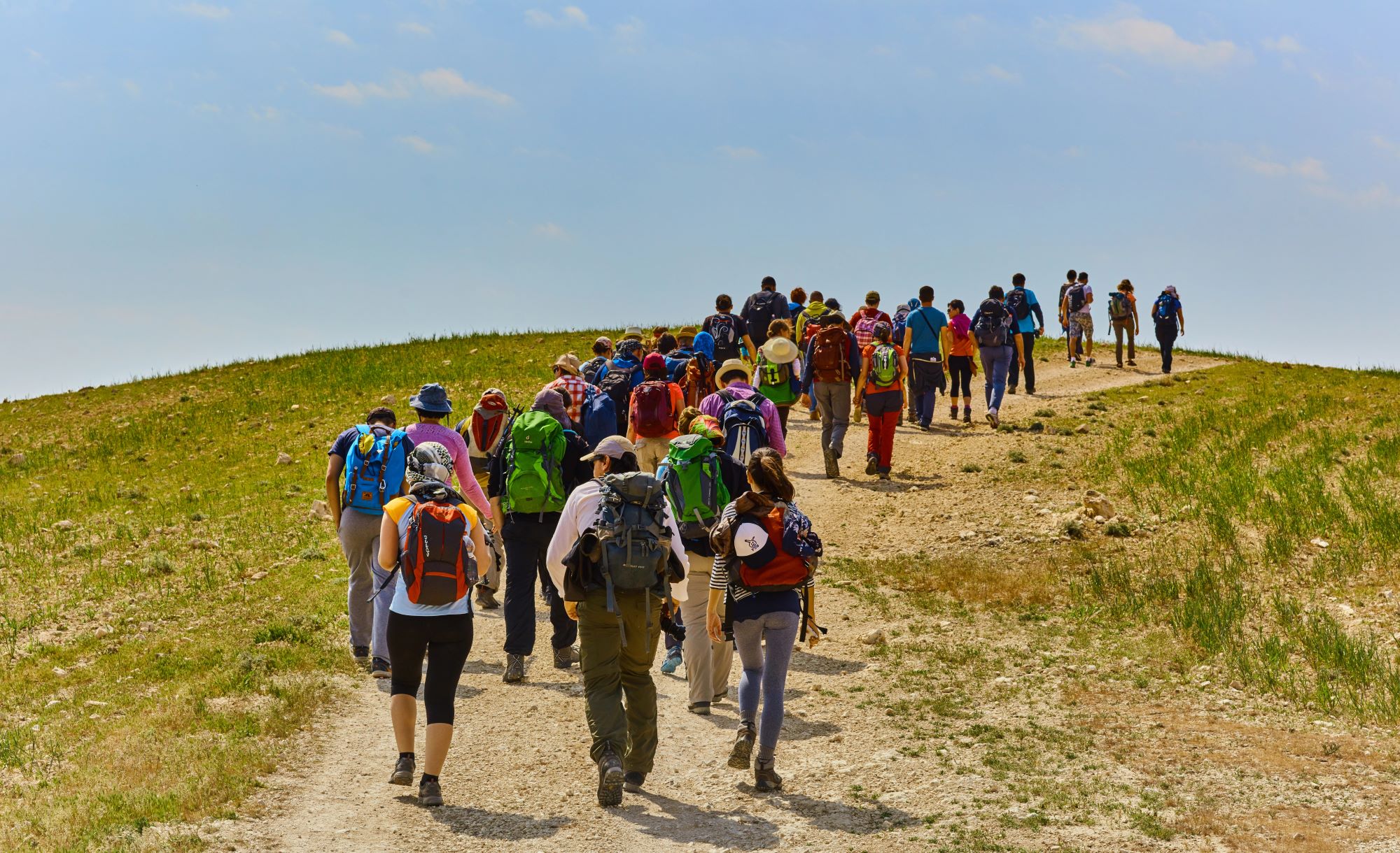 אנשים הולכים בשביל טיולים בטבע