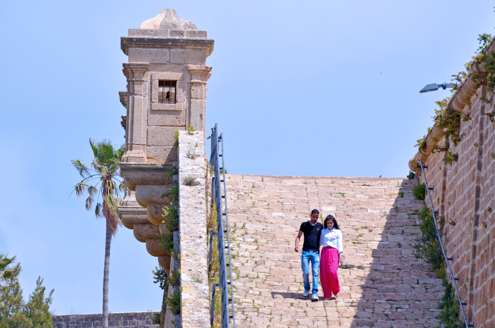 couple visit at the walls of Akko