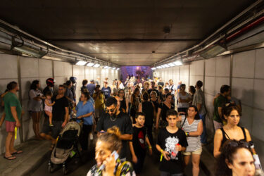 Tel Aviv, Israel - 28/10/2023 - Israeli civilians rushing into public shelters as the sirens go off during the ongoing Hamas-Israel war which started on October 7.